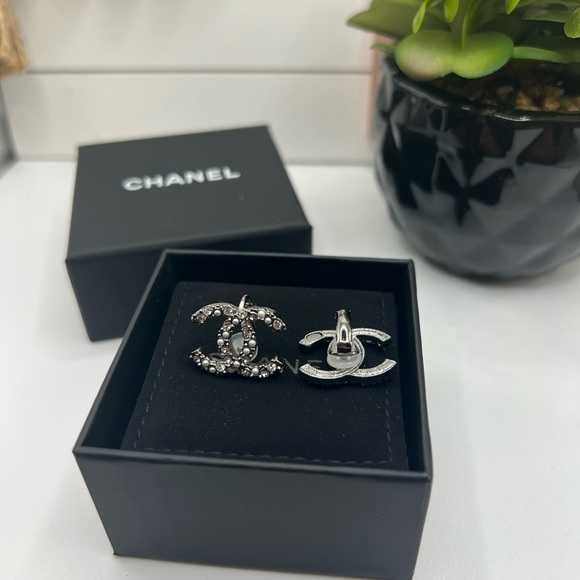 Chanel Faux Pearls and Crystals CC Clip On Stud Earrings - Picture 5 of 10